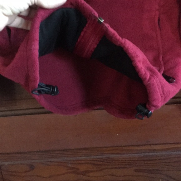 Columbia fleece in a dark berry red - Picture 5 of 7